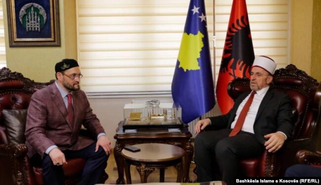 Myftiu i Kosovës, Naim Tërnava, gjatë takimit me kryetarin e Forumit Mysliman Evropian, Abdul-Vahed Niyazov në Prishtinë. (Fotografi e Bashkësisë Islame të Kosovës).
