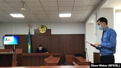 Дәретхананың тесігінен ситуация Сексуалдық вибраторларды пайдаланатын әйелдерді азаптау элементтері көрсетілген қысқаметражды фильмд