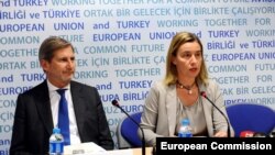 Johannes Hahn (solda) və Federica Mogherini
