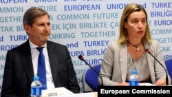 Шефицата за надворешна политика на ЕУ Федерика Могерини со еврокомесарот Јоханес Хан 