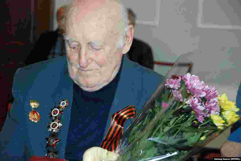 Константин Григорьевич Макаревич, 93 года. Воевал на Калининском фронте, затем на Центральном, 3-й Белорусском. Война для него закончилась 10 апреля 1945 года в Кенигсберге. При его взятии командовал батареей. Написал книгу воспоминаний о войне, которая выйдет в конце этого месяца. Константин Григорьевич – авторитетный ученый-гляциолог. В Заилийском Алатау есть ледник, названный его именем.