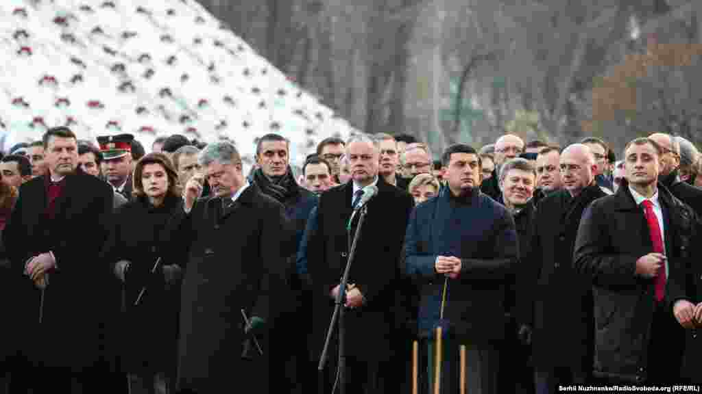 У церемонії вшанування жертв Голодомору взяли участь президент України Петро Порошенко, голова уряду Володимир Гройсман, міністри та народні депутати&nbsp;