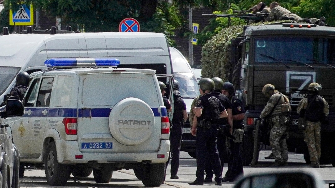 Russian police and National Guardsmen gather near a pretrial detention center in Rostov-on-Don on June 16 during the hostage standoff.