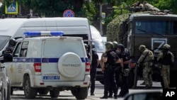 Russian police and National Guardsmen gather near a pretrial detention center in Rostov-on-Don on June 16 during the hostage standoff.