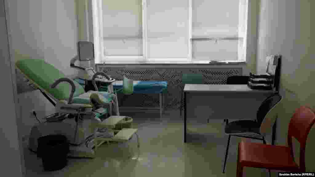 Një dhomë kontrolli në Klinikën e Gjinekologjisë.