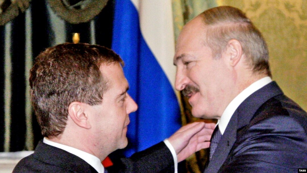 У Дмитрия Медведева сложная задача:угадать очередной маневр Александра Лукашенко