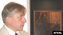 Уладзімер Качан і намаляваны ім партрэт вялікага князя Аляксандра Ягелончыка.