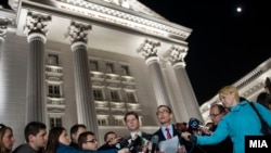 Ambasadori amerikan në Shkup, Jess Bailey, gjatë një adresimi para medieve