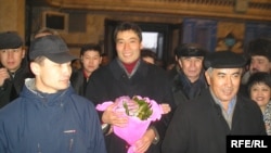 Демократиялық ұйымдар өкілдері бостандыққа шыққан Ғалымжан Жақияновты темір жол вокзалында күтіп алды. Алматы, 15 қаңтар 2006 ж.