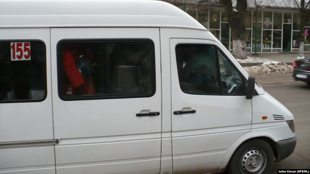 Un maxi-taxi la Chişinău