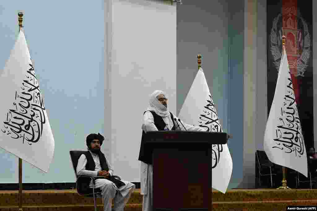Haqqani&nbsp;(la tribună) a anunțat în timpul întâlnirii că, deși femeilor afgane li se va permite să studieze la universitate, vor fi interzise clasele mixte sub conducerea talibanilor.
