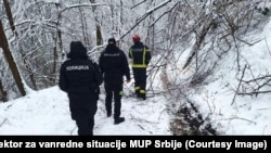 Ekipe na terenu raščišćavaju trase koje su više dana u prekidu zbog snežnih padavina, 10. januar 2026.