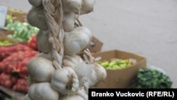 Vlada Srbije saopštila je 30. novembra da su uvedena ograničenja za cene za pet osnovnih životnih namirnica kako bi se otklonile štetne posledice i sprečili poremećaji na tržištu.
