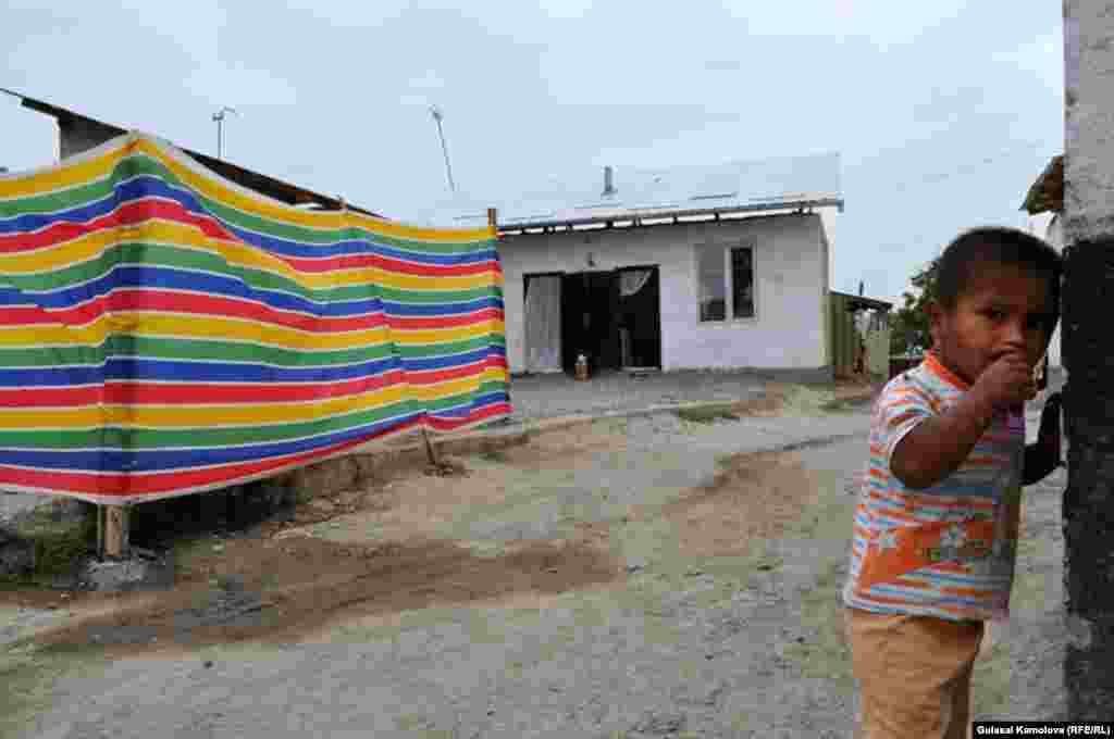 Уйимиз ëниб кетганлиги туфайли биз ҳозир икки хонали "оралиқ" уйда яшаяпмиз.