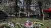 28 людей загинули внаслідок російської масованої повітряної атаки по Києву 17 червня, за даними ДСНС. Фото з місця прямого влучення у будинок на другий день