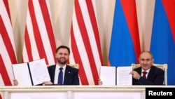 Cey Di Vens və Nikol Paşinyan "ABŞ və Ermənistan Respublikası arasında dinc nüvə əməkdaşlığı sazişi üzrə danışıqların yekunlaşdırılmasına dair birgə bəyanat"ın imzalanmış nüsxələrini göstərirlər.