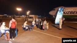 Узбекистанцы, возвращенные на родину чартерным рейсом после объявления пандемии коронавируса. 