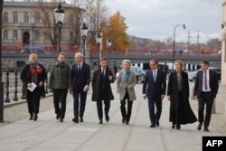 Premierii Katrin Sjogren-Insulele Aland, Mette Frederiksen-Danemarca, Jonas Gahr Store-Norvegia, Ulf Kristersson-Suedia, Petteri Orpo-Finlanda, Kristrun Frostadottir- Islanda, Aksel Vilhelmsson Johannesen-Insulele Feroe, alături de șefa Comisiei Europene, Ursula Von der Leyen.