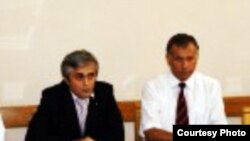 Сӯҳроб Шарифов, раиси Маркази стратегии назди раёсатҷумҳури Тоҷикистон (аз чап)