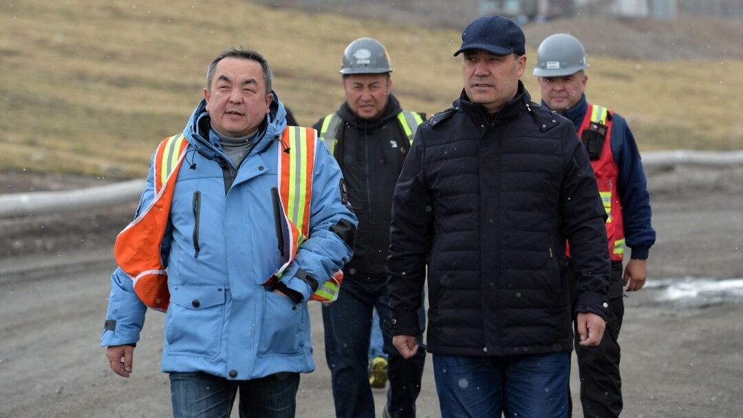 Жігіттерді ұрып жатқан әйелдердің порно видеолары Әзірбайжан жетілген порно