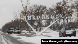 Попри обстріли, відсутність опалення, світла та води люди повертаються до Покровська з евакуації