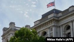 بیرق بریتانیا بر فرار یکی از ساختمان های دولتی در لندن 