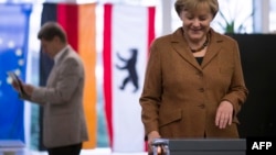 Анґела Меркель під час голосування на виборчій дільниці у Берліні