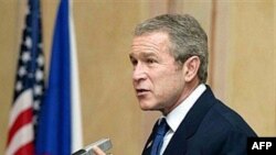 Președintele George W. Bush la summitul Nato de la Praga în 2002