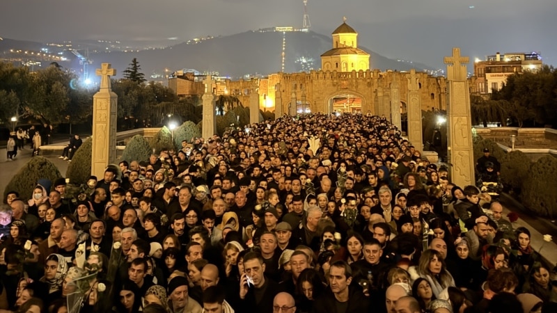 მესამე ღამეა, პატრიარქის პანაშვიდზე ხალხის ნაკადი არ წყდება