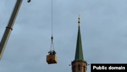 Сөембикә манарасыннан ярымайны төшерү