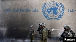 سربازان اسرائیلی در نزدیکی مقر اونروا در غزه؛ پنجشنبه ۱۹ بهمن