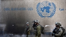 سربازان اسرائیلی در نزدیکی مقر اونروا در غزه؛ پنجشنبه ۱۹ بهمن