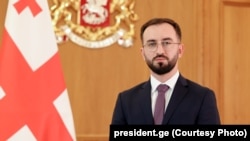 ლუკა ეხვაია, ტიკტოკ-არხ „ფუკოს ქანქარის“ დამფუძნებელი, რომელიც ყაველაშვილის მრჩევლად მუშაობდა, პრეზიდენტის ადმინისტრაციის უფროსად დანიშნეს.