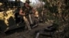 Ілюстраційне фото. Військовий 24-ї механізоваої бригади готується вести вогонь із гаубиці «Гвоздика», Донеччина, червень 2024 року