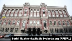 «Компанії довіряли Нацбанку, тому що це була незалежна установа, котра втримала інфляцію та золотовалютні резерви», пояснює Гундер