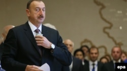Әзербайжан президенті Ильхам Әлиев сайлау учаскесінде дауыс бергелі тұр. Баку, 9 қазан 2013 жыл. 