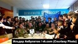 Ильдар Акбулатов (слева в первом ряду) в лицее №146 в Казани