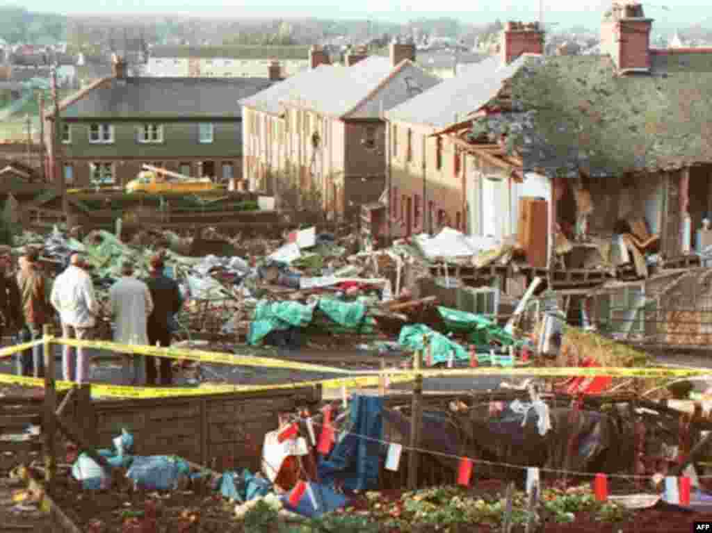 Oslobođen bombaš iz Lokerbija - Arhiviski snimak - mesto pada aviona Pan-Am-a, 1988. Škotske vlasti oslobodile su u četvrtak 20. avgusta 2009. iz humanitarnih razloga Libijca Abdela Baseta al-Megrahija, optuženog za teroristčki bombaški napad na avion iznad mesta Lokerbi. Ministar pravde Škotske Keni Makaskil rekao je da je drastično pogoršano zdravlje Al-Megrahija, koji je oboleo od raka prostate. Al-Megrahi, bivši pripadnik libijske tajne službe, osuđen je zbog učešća u bombaškom napadu na avion američke kompanije Pan-Am u decembru 1988. u kojem je poginulo 259 putnika i članova posade, kao i 11 osoba na zemlji prilikom pada aviona, u škotskom gradu Lokerbiju. 