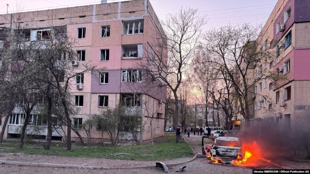 Станбен блок во украинскиот град Криви Рих по руски напад, 4 април 2025 година.