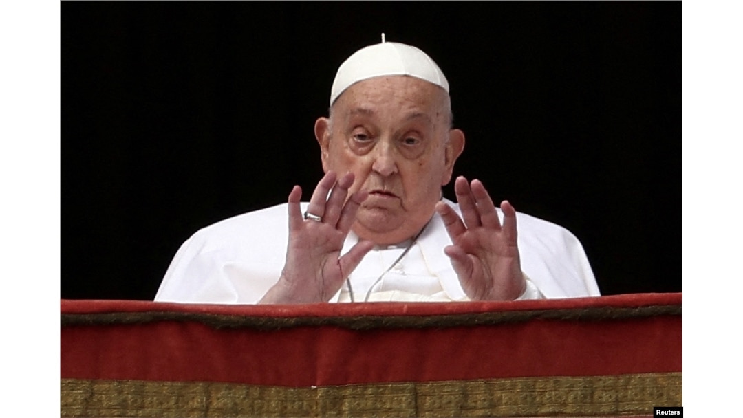 Papa Francisc transmite mesajul „Urbi et Orbi” în Piața Sf. Petru, în Duminica Paștelui, la Vatican, 20 aprilie 2025.