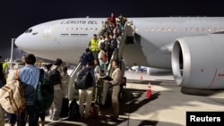 Continuă repatrierea străinilor din zona Gofului Persic.În imagine, un avion militar spaniol tocmai a sosit din Emirate în Oman, de unde oamenii ar urma să plece spre casă, 4 martie.