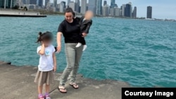 Элнура балдары менен.