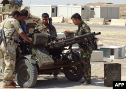 Курдские бойцы осматривают вооружение. Окрестности Киркука, 2023 год