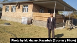 Мухамет Кызырбек рядом с построенным им домом в селе Дастан Туркестанской области. 