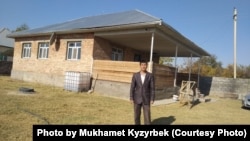 После того как жену задержали в Китае, Мухамет переехал из Алматы в Сарыагаш, чтобы заработать на жизнь. Он купил землю и построил дом. Однако оказалось, что есть проблемы с документами на землю, поэтому он не может оформить дом.