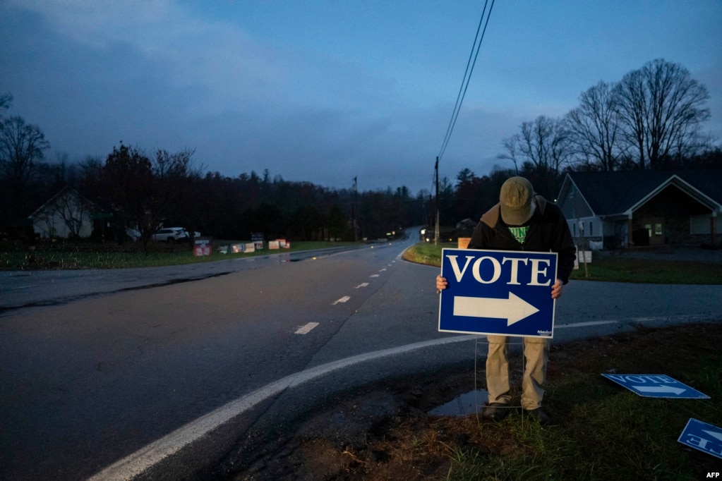 Një punëtor duke vendosur një tabelë jashtë një qendre votimi para se të hapeshin qendrat e votimit në Karolinën e Veriut, 5 nëntor 2024.