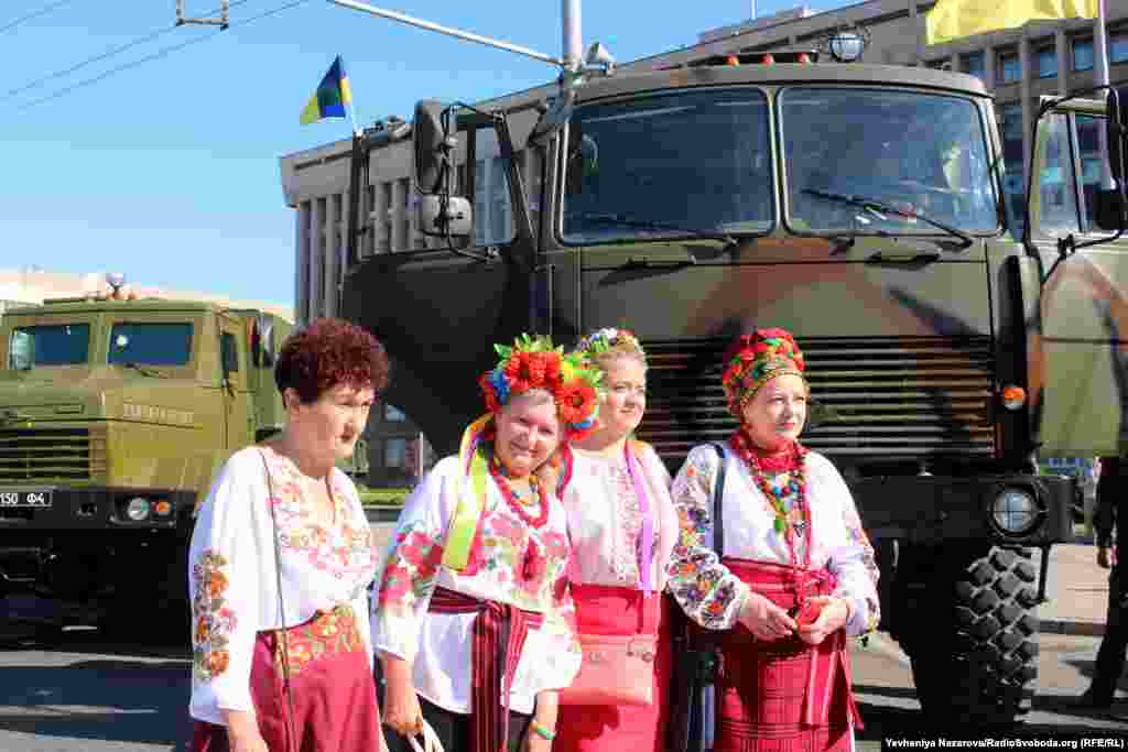 Національний одяг як урочистий обрала не лише молодь, а й люді старшого віку