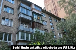 У цій цегляній п’ятиповерховій «хрущовці» в Києві за адресою: Рибальська, 11, містився корпункт Радіо Свобода ще в часи пізнього СРСР і на момент здобуття Україною Незалежності