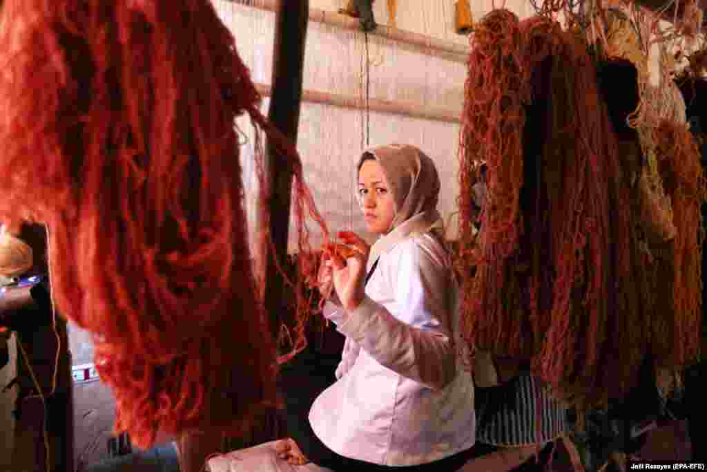 Afghan girls learn the skills to weave rugs at a small factory in the Enjil district of Herat Province. Afghanistan&#39;s hand-woven rugs require skilled labor and are in great demand all over the world. (epa-EFE/Jalil Rezayee)