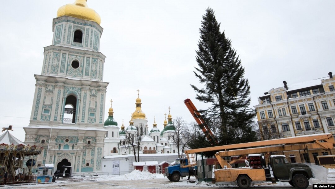 Так встановлювали ялинку на Софійській площі в Києві 2016 року